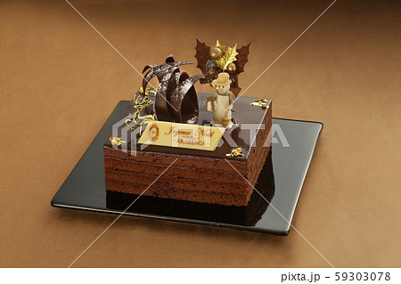 お皿に載せ、いろいろな背景の上のクリスマスケーキ 59303078