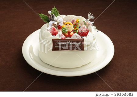 お皿に載せたいろいろな背景の上のクリスマスケーキ 59303082