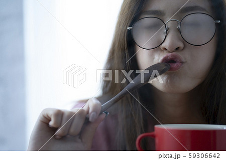 女性 寝起き 食事 女性 寝起き 食事 59306642