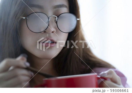 女性 寝起き 食事 女性 寝起き 食事 59306661