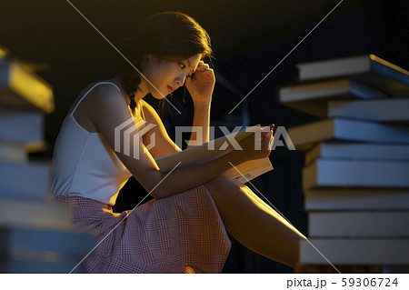 女性　ムーディー　読書 59306724