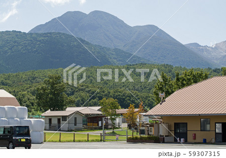 飯田高原の牧場と三俣山の眺め 飯田高原の牧場と三俣山の眺め 59307315