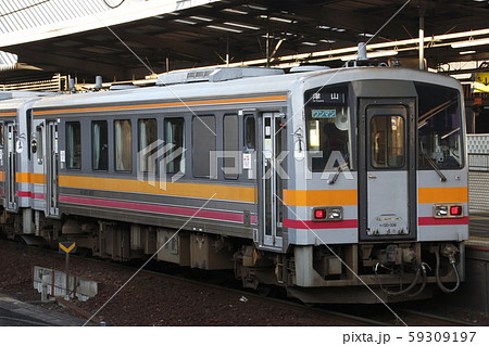 岡山駅に停車中の津山線キハ120 59309197