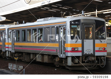 岡山駅に停車中の津山線キハ120 岡山駅に停車中の津山線キハ120 59309198