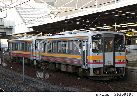 岡山駅に停車中の津山線キハ120 岡山駅に停車中の津山線キハ120 59309199