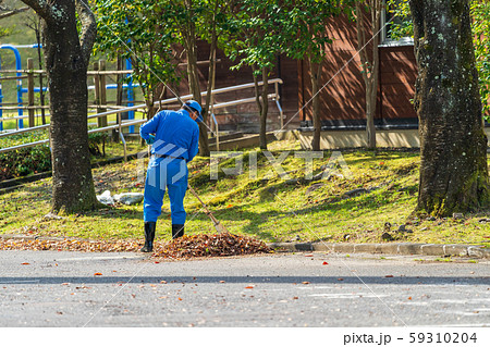 落ち葉集め 男性 落ち葉集め 男性 59310204