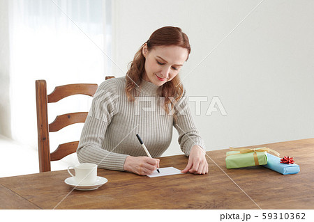 プレゼントとメッセージカードを楽しんで作る外国人女性 59310362