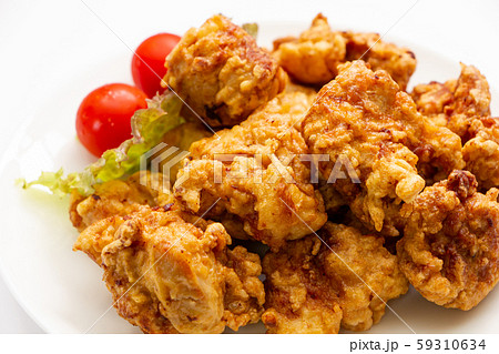 鶏肉の唐揚げ 付け合わせにミニトマトとサニーレタス 白皿 白バック の写真素材 鶏肉の唐揚げ 付け合わせにミニトマトとサニーレタス 白皿 白バック の写真素材