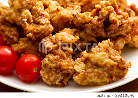 鶏肉の唐揚げ 付け合わせにミニトマト の写真素材 鶏肉の唐揚げ 付け合わせにミニトマト の写真素材