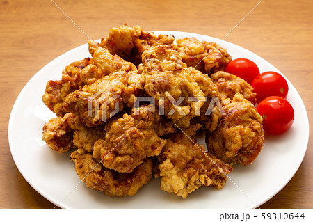 鶏肉の唐揚げ 付け合わせにミニトマト の写真素材 鶏肉の唐揚げ 付け合わせにミニトマト の写真素材