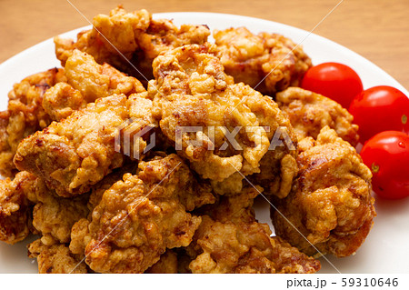 鶏肉の唐揚げ 付け合わせにミニトマト の写真素材 鶏肉の唐揚げ 付け合わせにミニトマト の写真素材