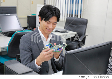 笑顔で基板を検査するエンジニア1 59310959