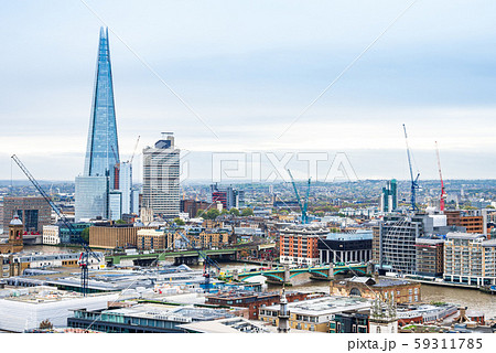 ロンドン ザ・シャードとテムズ川沿いの町並み ロンドン ザ・シャードとテムズ川沿いの町並み 59311785