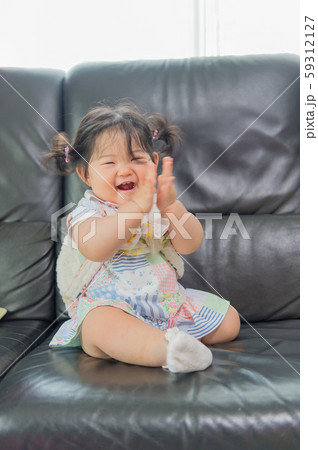拍手する幼児 59312127