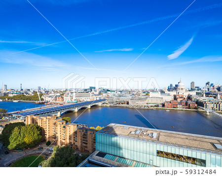 ロンドン セント・ポール大聖堂とテムズ川沿いの町並み ロンドン セント・ポール大聖堂とテムズ川沿いの町並み 59312484