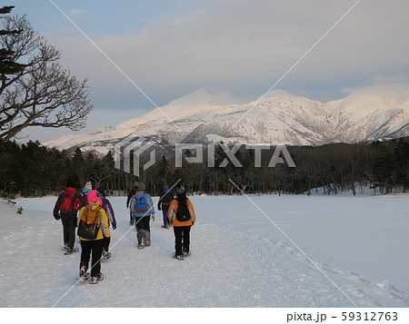 冬の知床五湖エコツアー(知床連山の硫黄山を眺めつつ、知床五湖の一湖をスノーシューで散策している風景) 冬の知床五湖エコツアー(知床連山の硫黄山を眺めつつ、知床五湖の一湖をスノーシューで散策している風景) 59312763