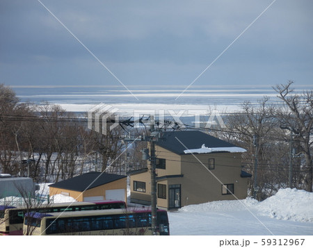ウトロ温泉の高台にあるリゾートホテルから見たオホーツク海の流氷 59312967