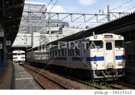 小倉駅に停車中の日田彦山線と415系電車 小倉駅に停車中の日田彦山線と415系電車 59315312