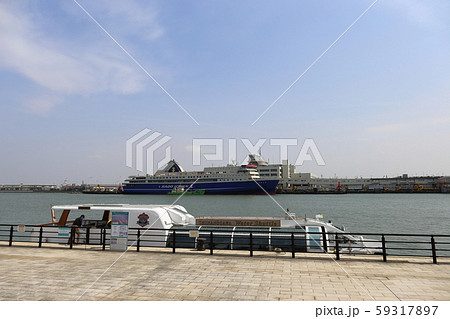 新潟 新潟市 新潟西港に停泊中の佐渡汽船と信濃川ウォーターシャトル 新潟 新潟市 新潟西港に停泊中の佐渡汽船と信濃川ウォーターシャトル 59317897