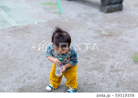 公園で遊ぶ幼児 59319356
