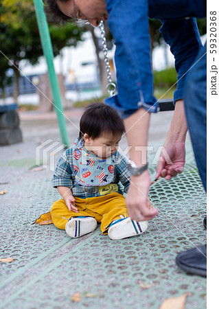 公園で遊ぶ親子 59320368