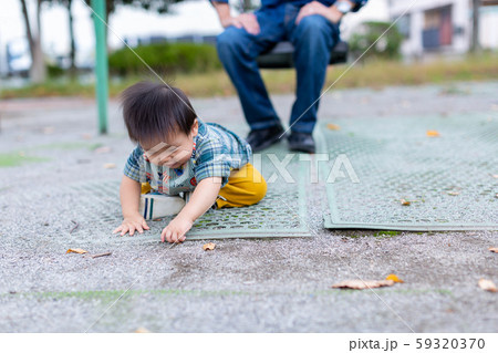 公園で遊ぶ親子 公園で遊ぶ親子 59320370