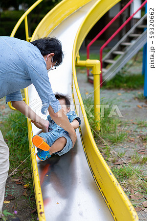 公園で遊ぶ親子 59320662