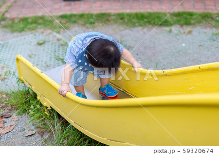 公園で遊ぶ乳幼児 公園で遊ぶ乳幼児 59320674