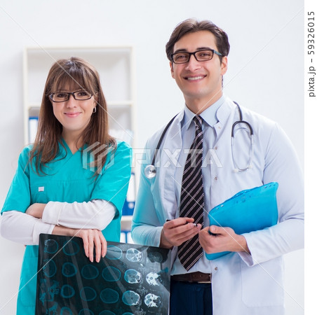 The three doctors discussing scan results of x-ray image 59326015