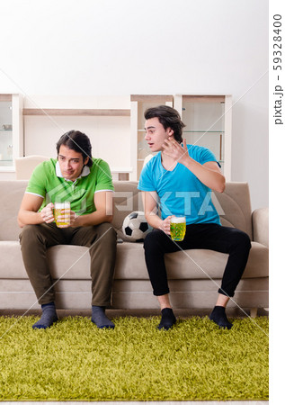 Friends watching football at home 59328400