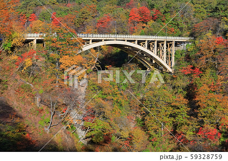【宮城県】朝日を浴びる鳴子峡の紅葉 【宮城県】朝日を浴びる鳴子峡の紅葉 59328759