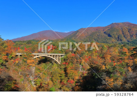 【宮城県】朝日を浴びる鳴子峡の紅葉 59328764