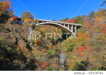 【宮城県】朝日を浴びる鳴子峡の紅葉 59328781