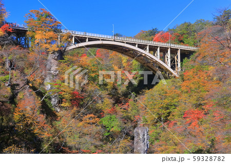 【宮城県】朝日を浴びる鳴子峡の紅葉 59328782