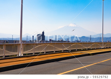 神奈川県高座郡寒川町から撮影した富士山と鷹の写真です。 神奈川県高座郡寒川町から撮影した富士山と鷹の写真です。 59329792