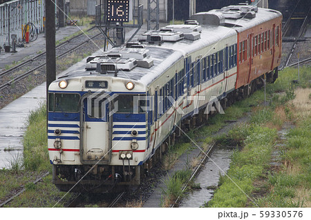 新津運輸区で入換えを行うキハ40列 新津運輸区で入換えを行うキハ40列 59330576