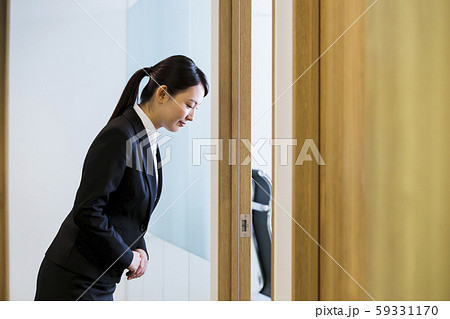 面接　就職活動　ビジネス　女性　オフィス　ビジネスウーマン 59331170