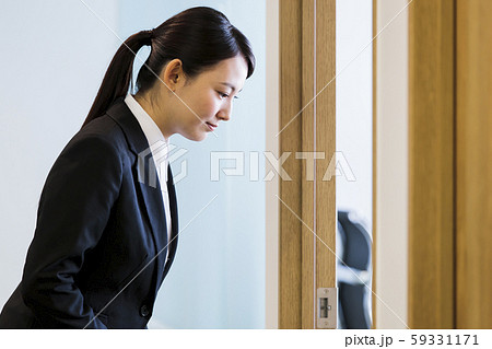 面接　就職活動　ビジネス　女性　オフィス　ビジネスウーマン 59331171