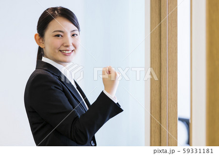 面接　就職活動　ビジネス　女性　オフィス　ビジネスウーマン 59331181