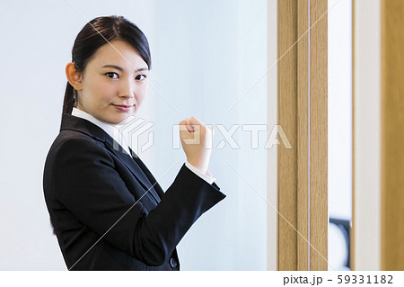 面接　就職活動　ビジネス　女性　オフィス　ビジネスウーマン 59331182