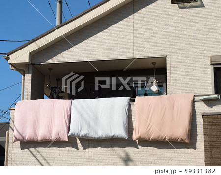 ベランダに干した寝具 ベランダに干した寝具 59331382