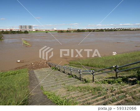 台風で増水した荒川　東京都足立区 59332066