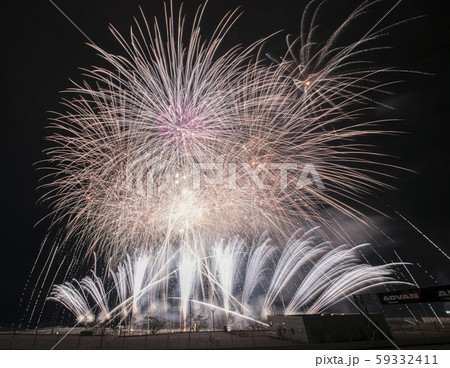 富士スピードウェイで打ち上がる花火 59332411