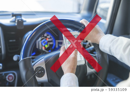 ながら運転　スマートフォン 59335109