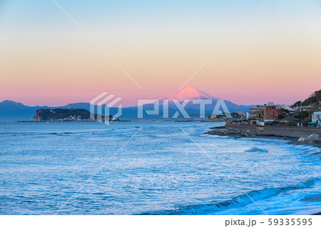 湘南稲村ヶ崎からの富士山の日の出、モルゲンロート 59335595