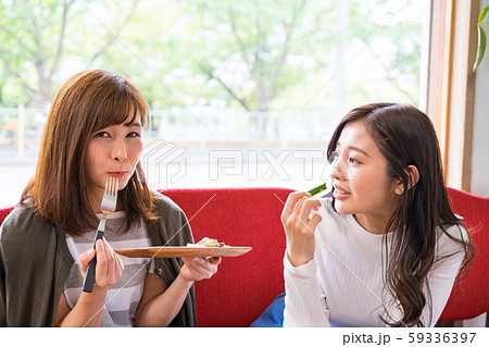 カフェで味見している若い女性 女子会 カフェで味見している若い女性 女子会 59336397
