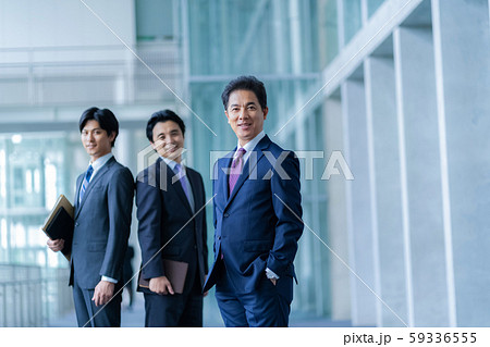 男性会社員　ミドルのビジネスマン　 59336555