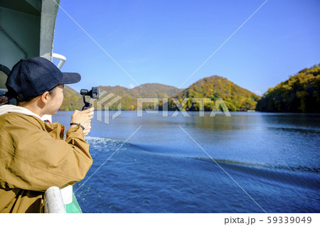 洞爺湖 遊覧船を楽しむ観光客 59339049
