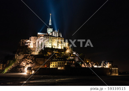 モンサンミッシェル修道院の夜景の写真素材
