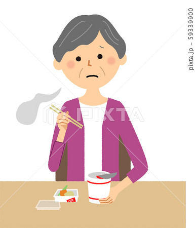 シニア女性　おばあちゃん　カップ麺 59339900